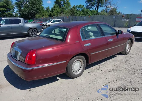 2000 Lincoln Town Car Executive from USA, damaged, VIN 1LNHM81W8YY898655